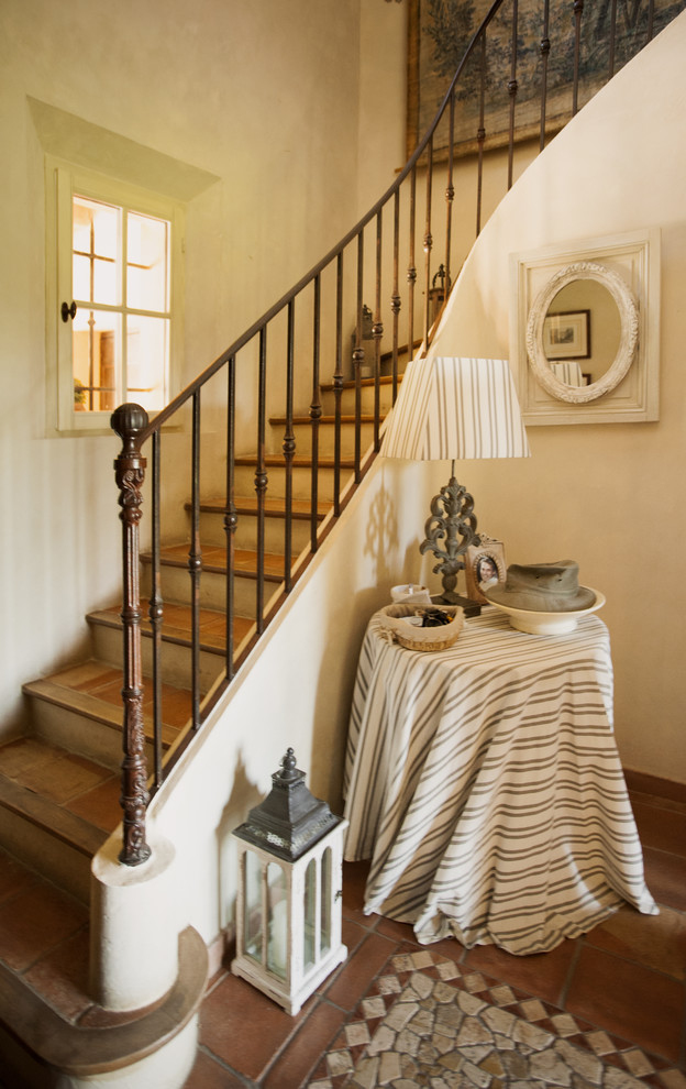 Источник вдохновения для домашнего уюта: лестница в стиле кантри с ступенями из плитки и металлическими перилами