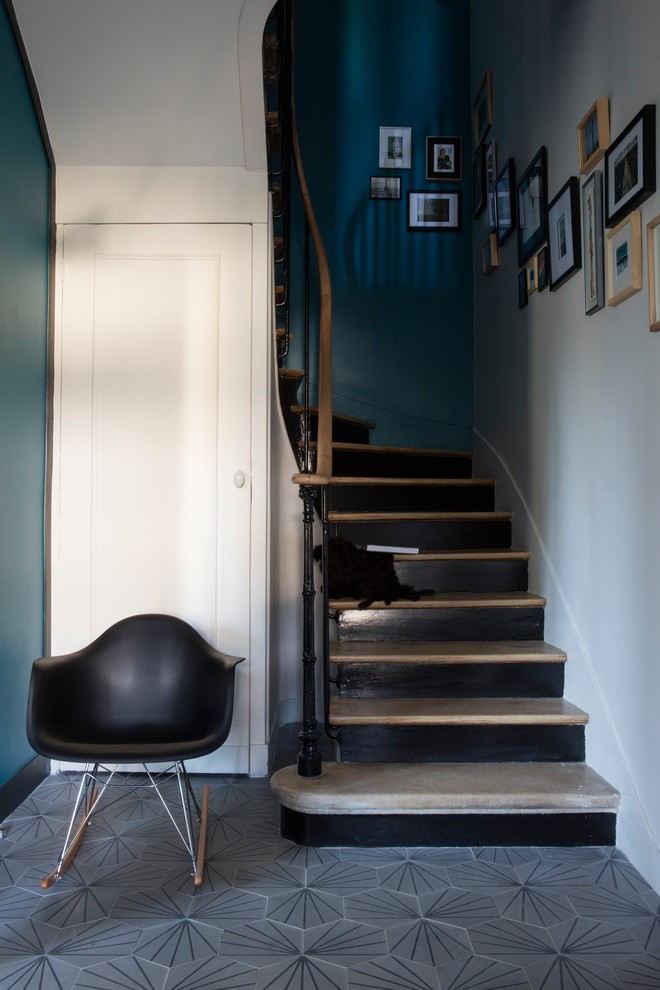 Cette photo montre un escalier peint courbe éclectique de taille moyenne avec des marches en bois et un garde-corps en matériaux mixtes.