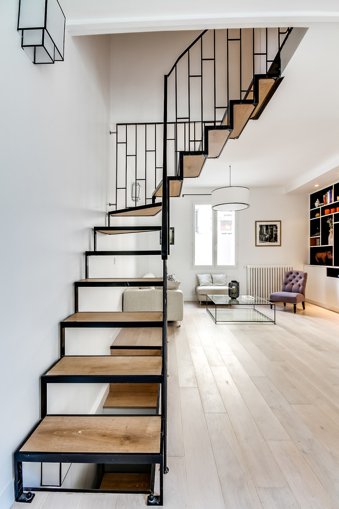 Idée de décoration pour un grand escalier sans contremarche nordique en L avec des marches en bois.