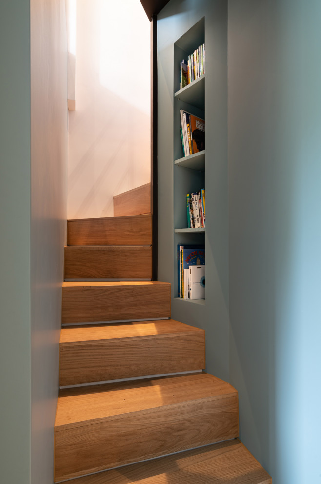 Inspiration for a scandinavian staircase remodel in Paris