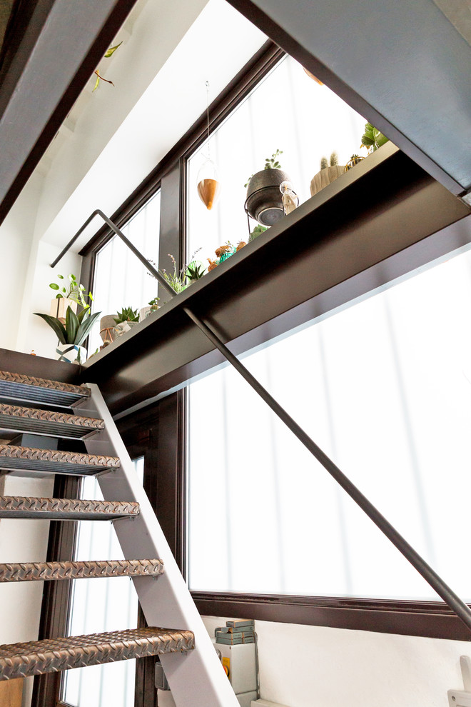Источник вдохновения для домашнего уюта: маленькая прямая металлическая лестница в стиле лофт с металлическими ступенями и металлическими перилами для на участке и в саду