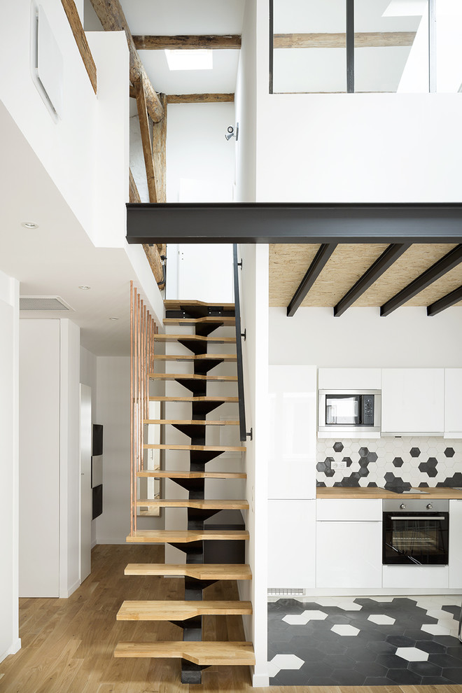 Gerade, Kleine Moderne Holztreppe mit offenen Setzstufen in Montpellier
