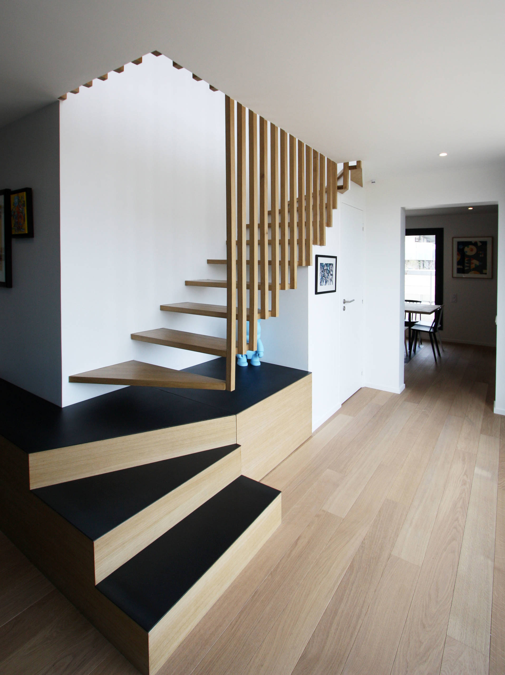 Rénovation d'un escalier bois et blanc à Poissy (78) : peinture, pose des  nouvelles marches et des contremarches, illumination de l'escalier - La  Maison Des Travaux