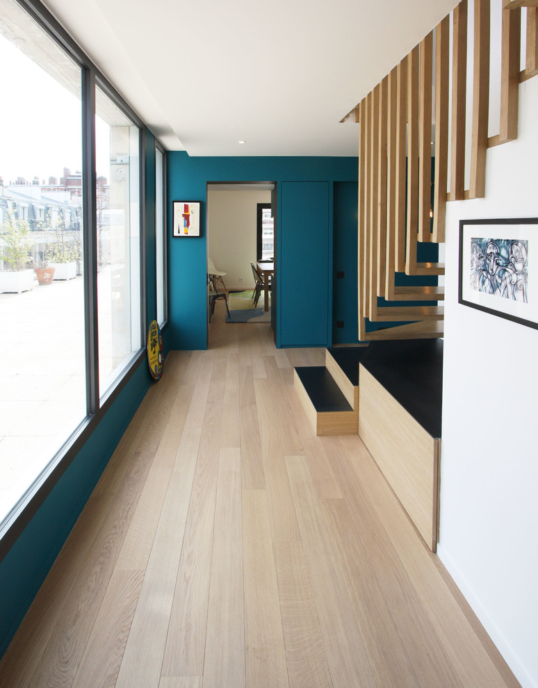 Источник вдохновения для домашнего уюта: большая изогнутая лестница в современном стиле с деревянными ступенями и деревянными перилами