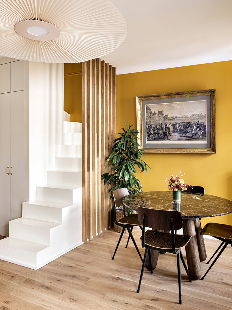 Cette image montre un escalier peint courbe design de taille moyenne avec des marches en bois peint et un garde-corps en bois.