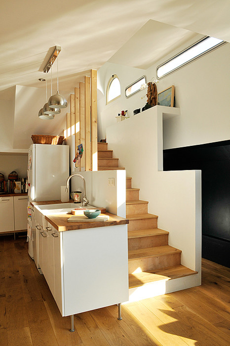 Cette image montre un escalier droit minimaliste de taille moyenne avec des marches en bois et des contremarches en bois.