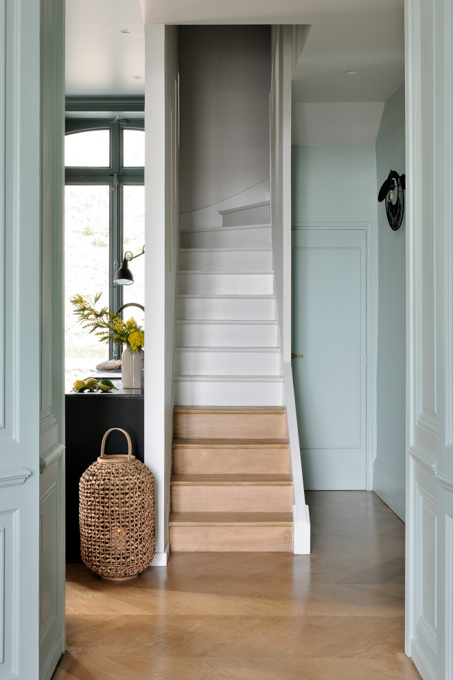 Ejemplo de escalera en U actual de tamaño medio con escalones de madera, contrahuellas de madera y barandilla de varios materiales