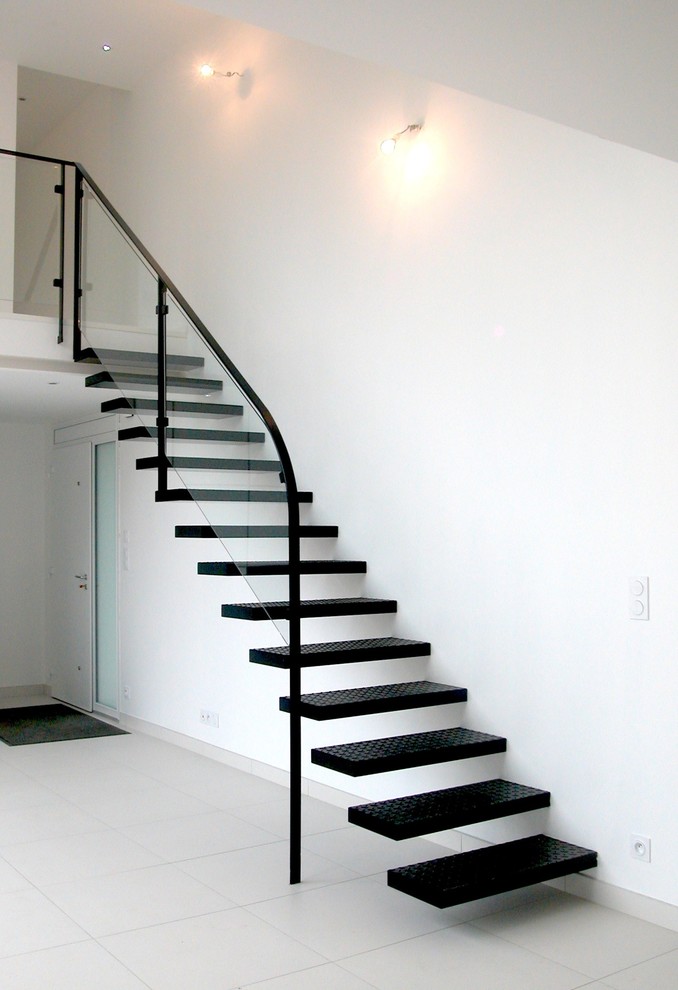 Medium sized contemporary metal straight staircase in Angers with open risers.