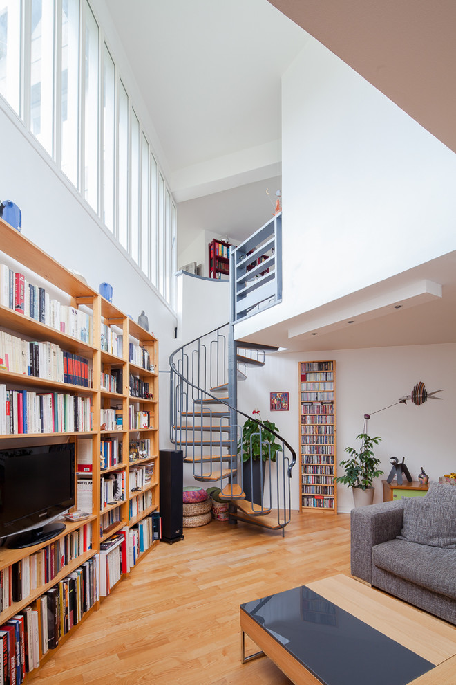 Idée de décoration pour un escalier sans contremarche hélicoïdal design de taille moyenne avec des marches en bois et éclairage.
