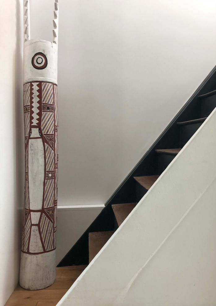 Inspiration för små moderna raka trappor i trä, med sättsteg i målat trä