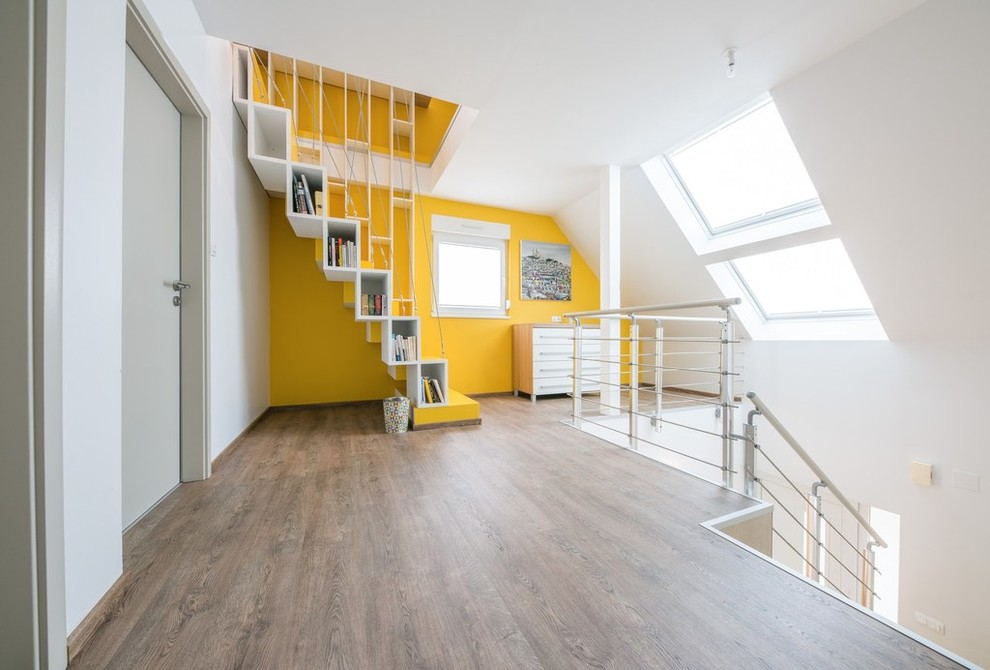 Gerade, Mittelgroße Moderne Treppe mit gebeizten Holz-Treppenstufen, gebeizten Holz-Setzstufen und Drahtgeländer in Straßburg