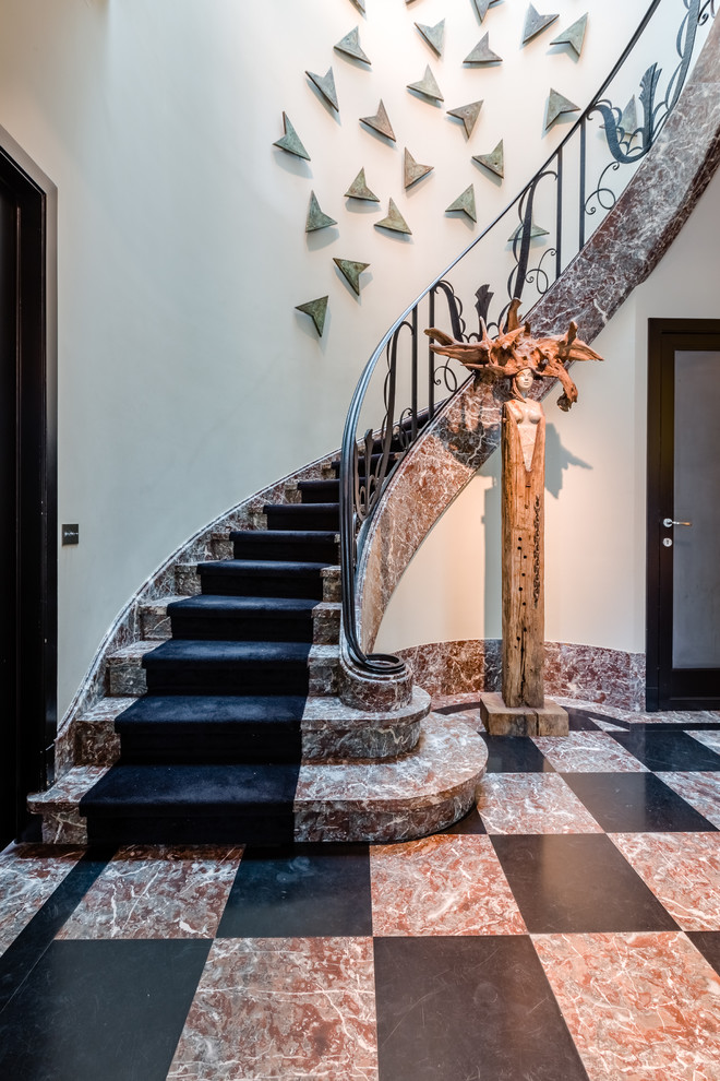 Источник вдохновения для домашнего уюта: изогнутая лестница в стиле неоклассика (современная классика) с металлическими перилами