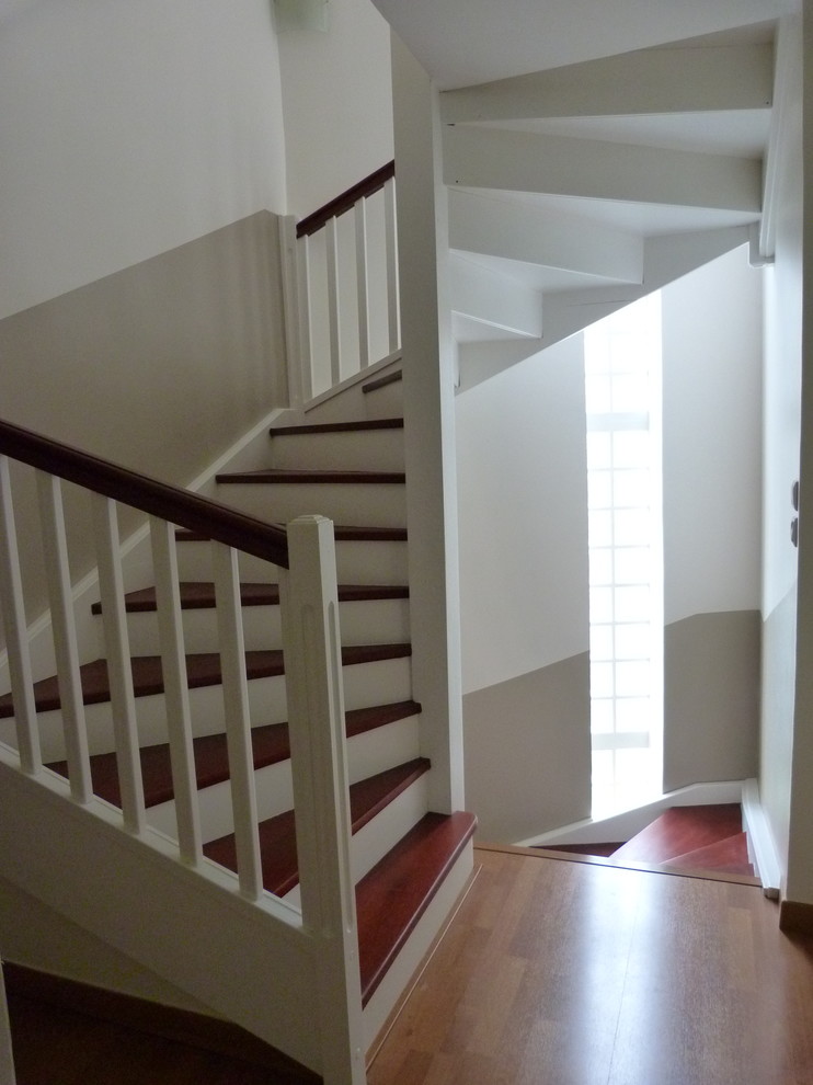 Ejemplo de escalera de caracol contemporánea de tamaño medio con escalones de madera y contrahuellas de madera pintada