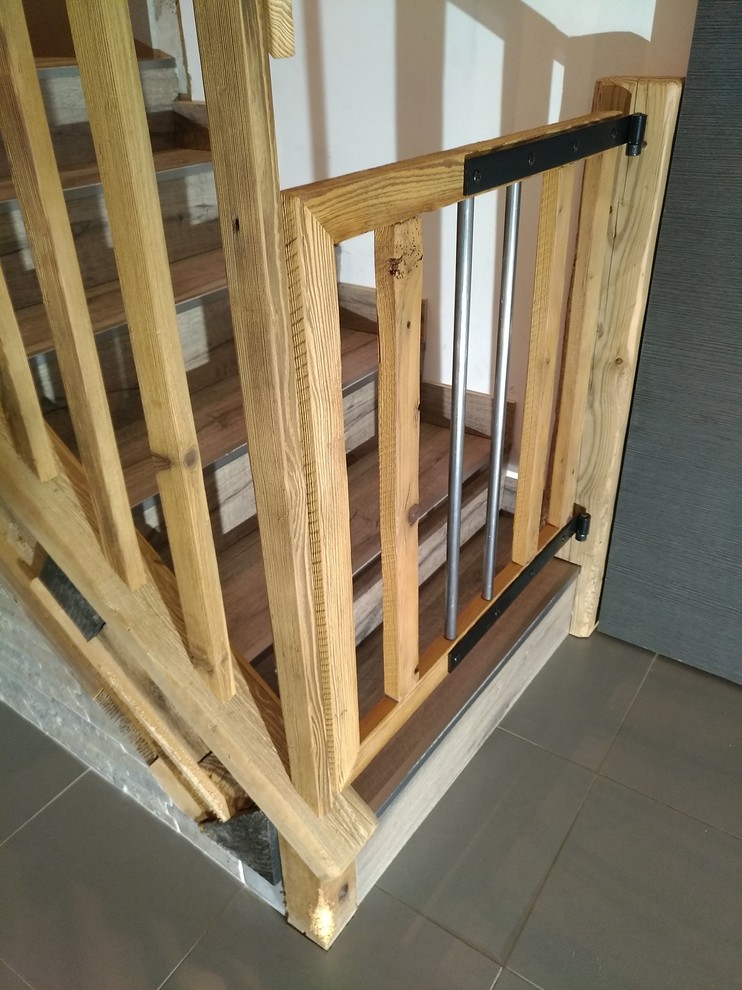 Kleine Urige Treppe in L-Form mit Holz-Setzstufen in Sonstige