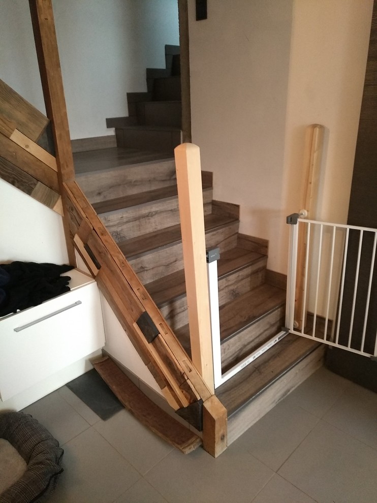 Idées déco pour un petit escalier montagne en L avec des marches en bois, des contremarches en bois et un garde-corps en bois.