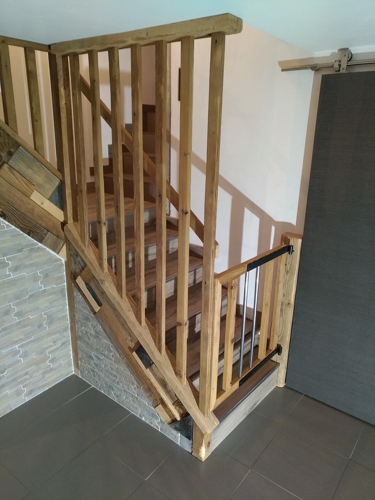 Foto de escalera en L rústica pequeña con escalones de madera, contrahuellas de madera y barandilla de madera