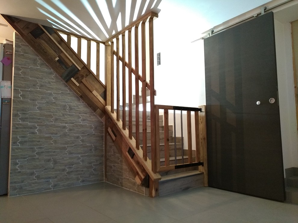 Cette image montre un petit escalier chalet en L avec des marches en bois, des contremarches en bois et un garde-corps en bois.