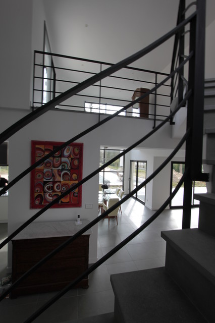 Rampe d'escalier en acier noir mat sur mesure Maison contemporaine 380 M² -  Contemporain - Escalier - Autres périmètres - par h(O)me attitudes by  Sylvie Grimal | Houzz