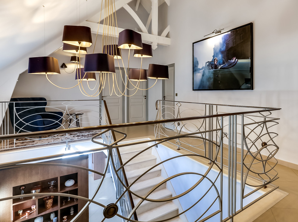 Große Moderne Treppe in L-Form mit gefliesten Treppenstufen und gefliesten Setzstufen in Paris