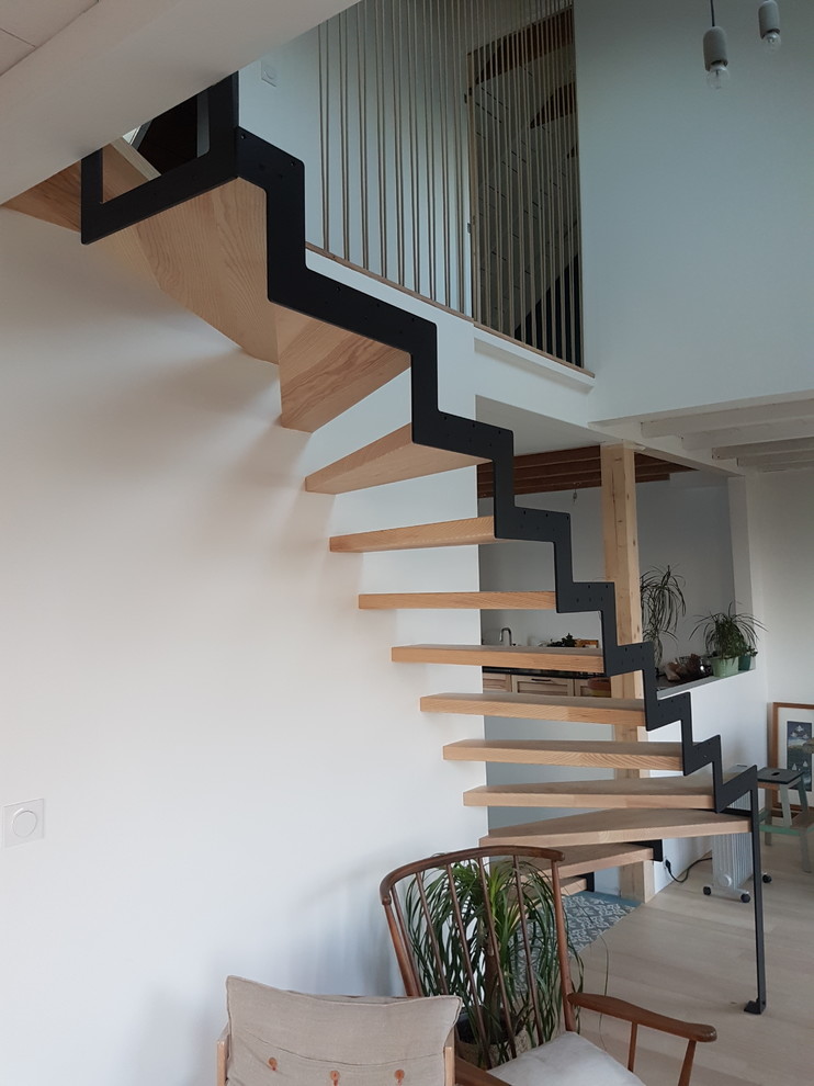Diseño de escalera curva actual de tamaño medio con escalones de madera y barandilla de metal