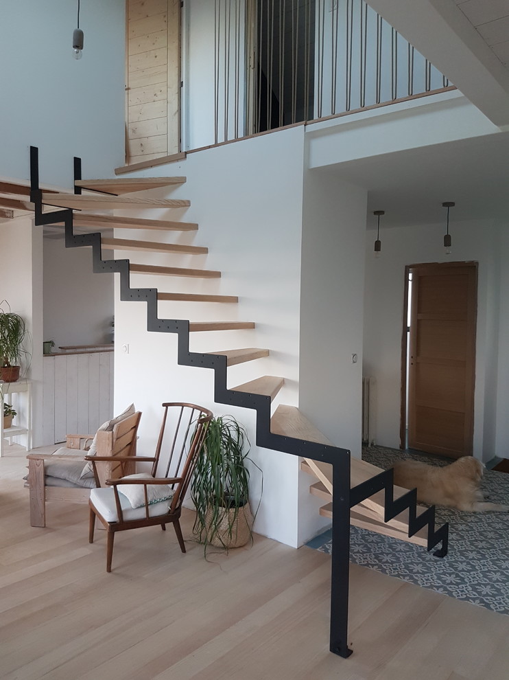 Идея дизайна: изогнутая лестница среднего размера в современном стиле с деревянными ступенями и металлическими перилами