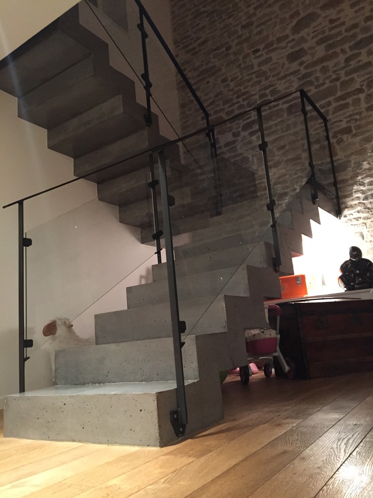 Bild på en mellanstor trappa, med sättsteg i betong och räcke i metall