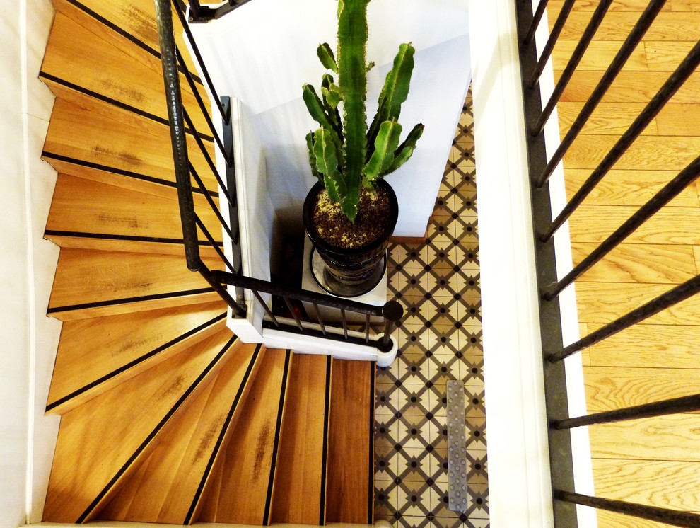 トゥールーズにあるトランジショナルスタイルのおしゃれな階段の写真