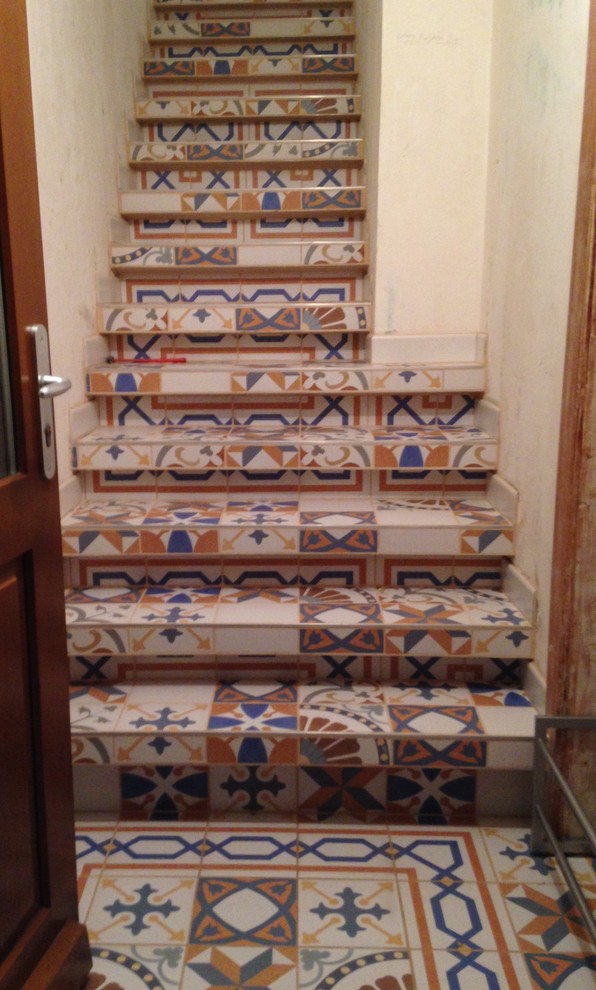Cette image montre un petit escalier carrelé droit vintage avec des contremarches carrelées.