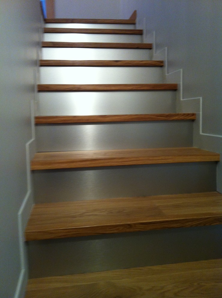 Cette photo montre un escalier droit tendance de taille moyenne avec des marches en bois et des contremarches en métal.