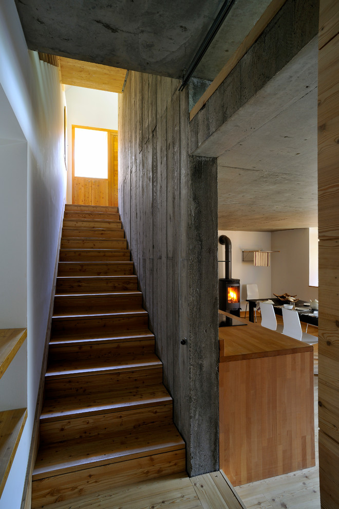 Réalisation d'un escalier droit urbain de taille moyenne avec des marches en bois et des contremarches en bois.