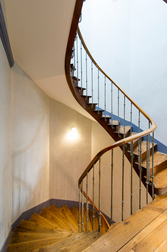 На фото: п-образная деревянная лестница в стиле неоклассика (современная классика) с деревянными ступенями