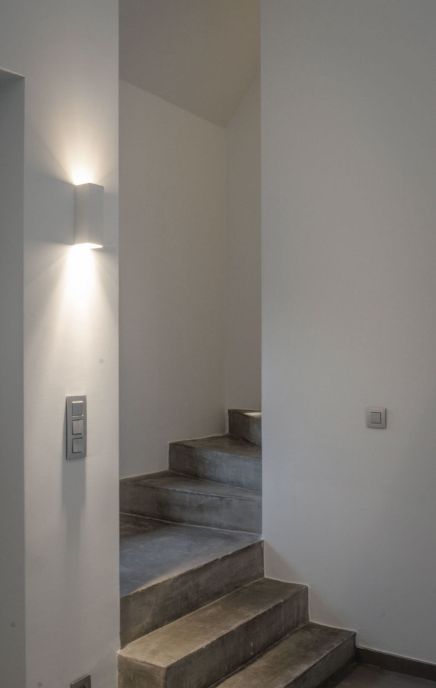 Inspiration för en mellanstor funkis trappa, med sättsteg i betong