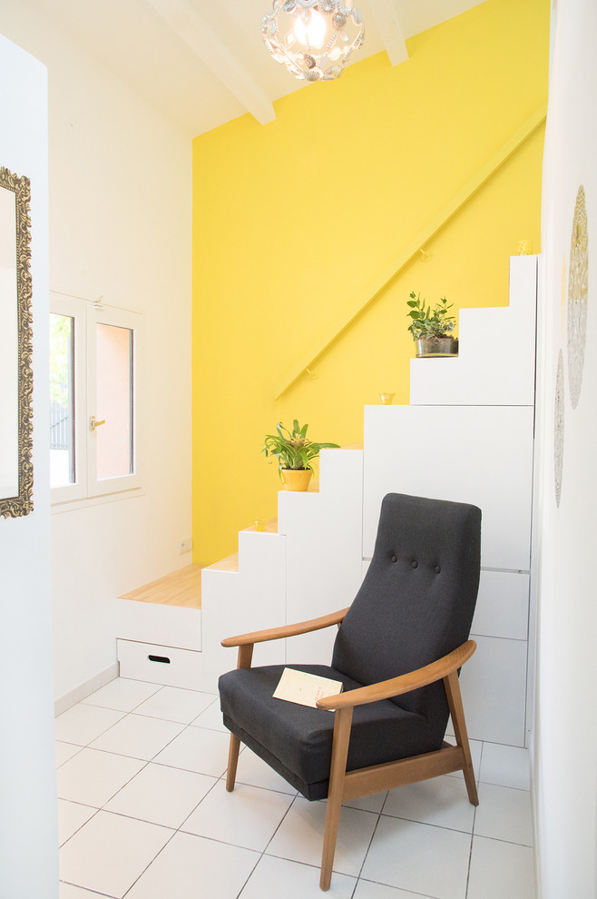 На фото: маленькая прямая лестница в современном стиле с деревянными ступенями для на участке и в саду