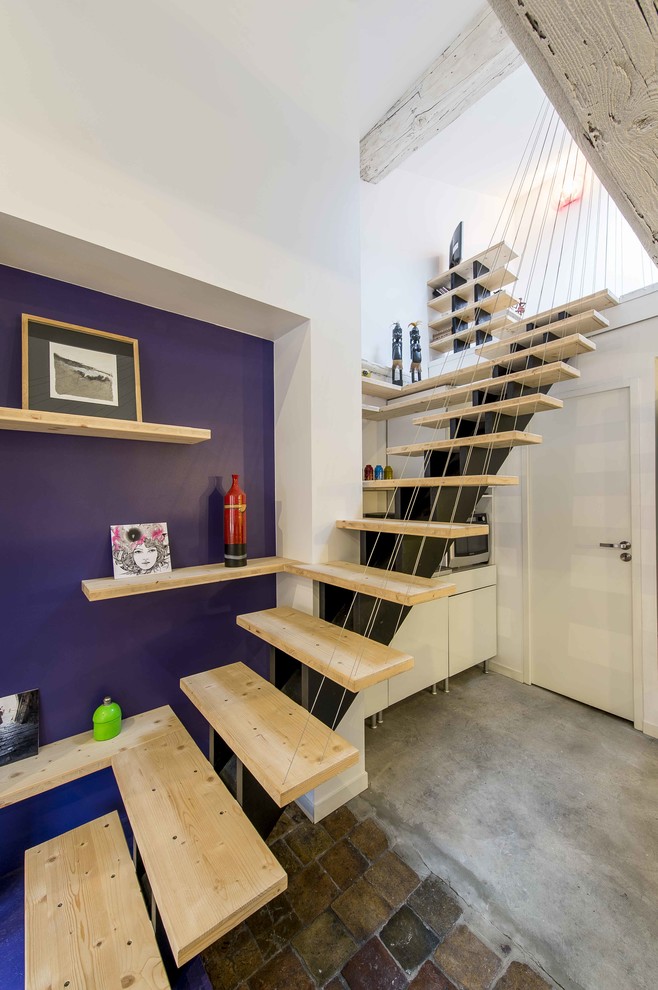 Idée de décoration pour un escalier sans contremarche droit design avec des marches en bois.
