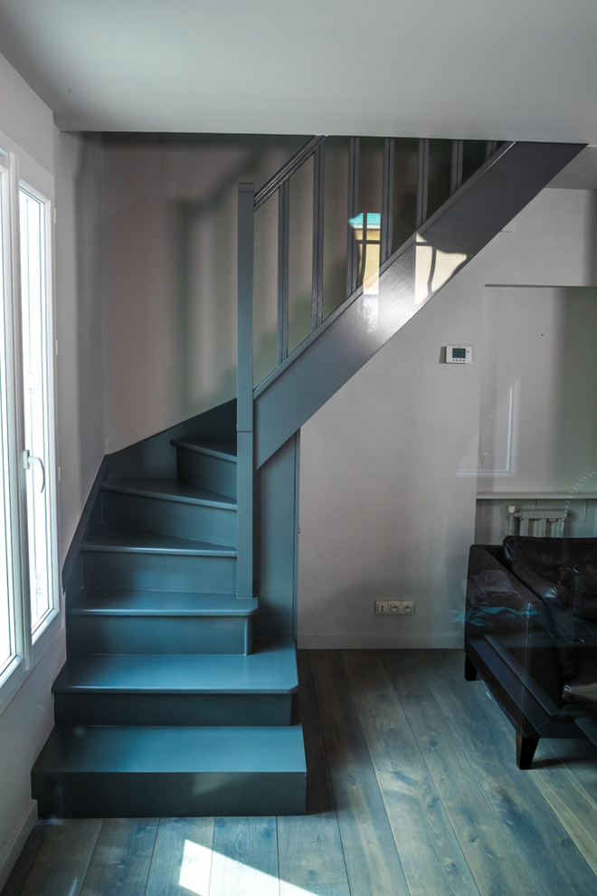 Gewendelte, Mittelgroße Moderne Treppe in Paris