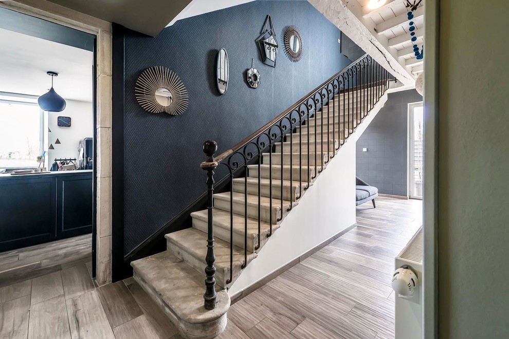 Свежая идея для дизайна: прямая лестница среднего размера в классическом стиле - отличное фото интерьера