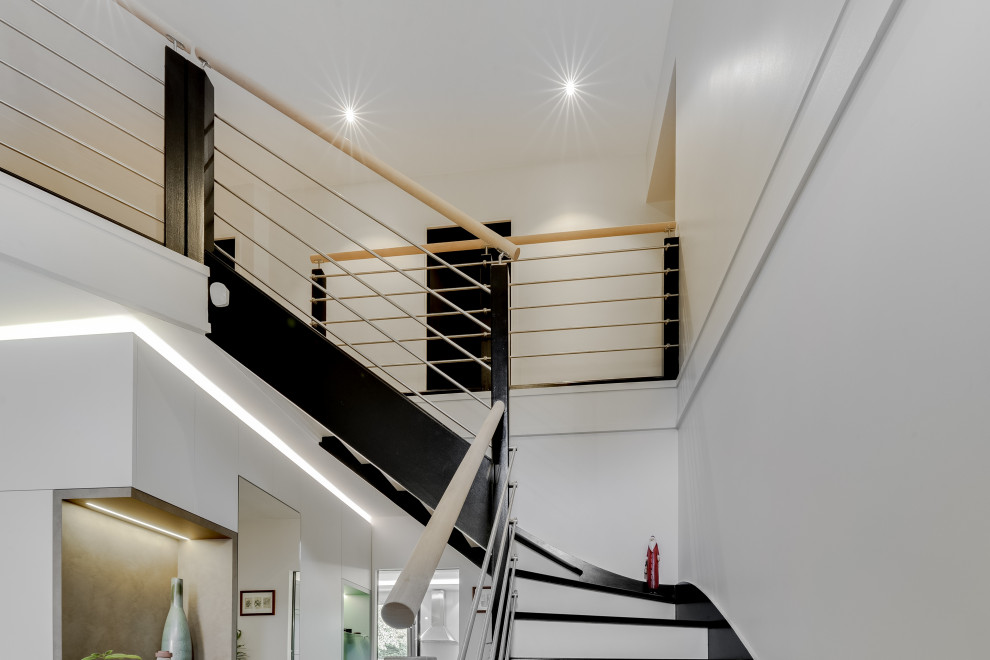 Mittelgroße Industrial Treppe in L-Form mit gebeizten Holz-Treppenstufen und Mix-Geländer in Paris