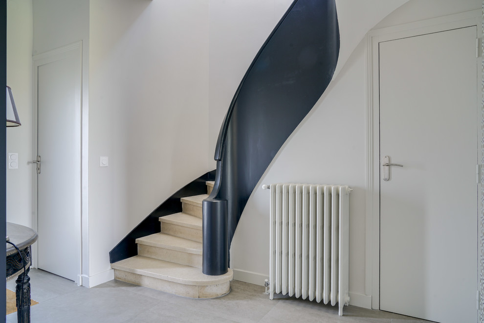 Пример оригинального дизайна: изогнутая лестница среднего размера в современном стиле с мраморными ступенями, подступенками из мрамора и перилами из смешанных материалов