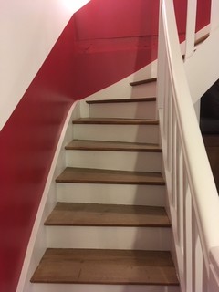 75 Rote Treppen mit gebeizten Holz-Treppenstufen Ideen & Bilder - Mai 2022  | Houzz DE