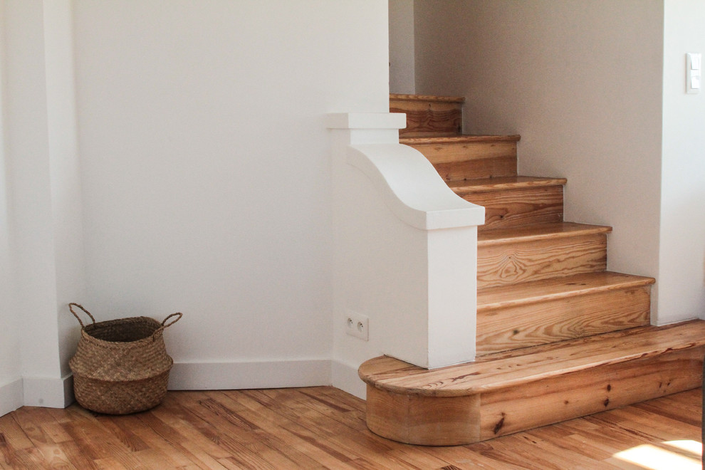 Foto de escalera curva marinera de tamaño medio con escalones de madera