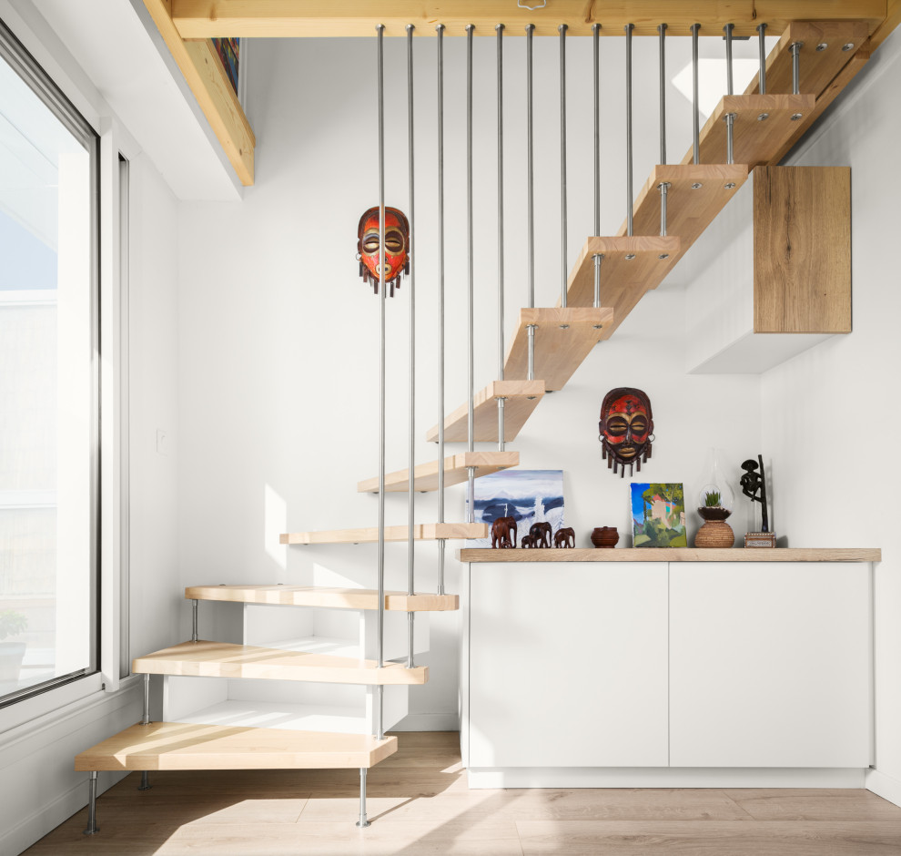 Mittelgroße, Gewendelte Moderne Holztreppe mit offenen Setzstufen in Nantes