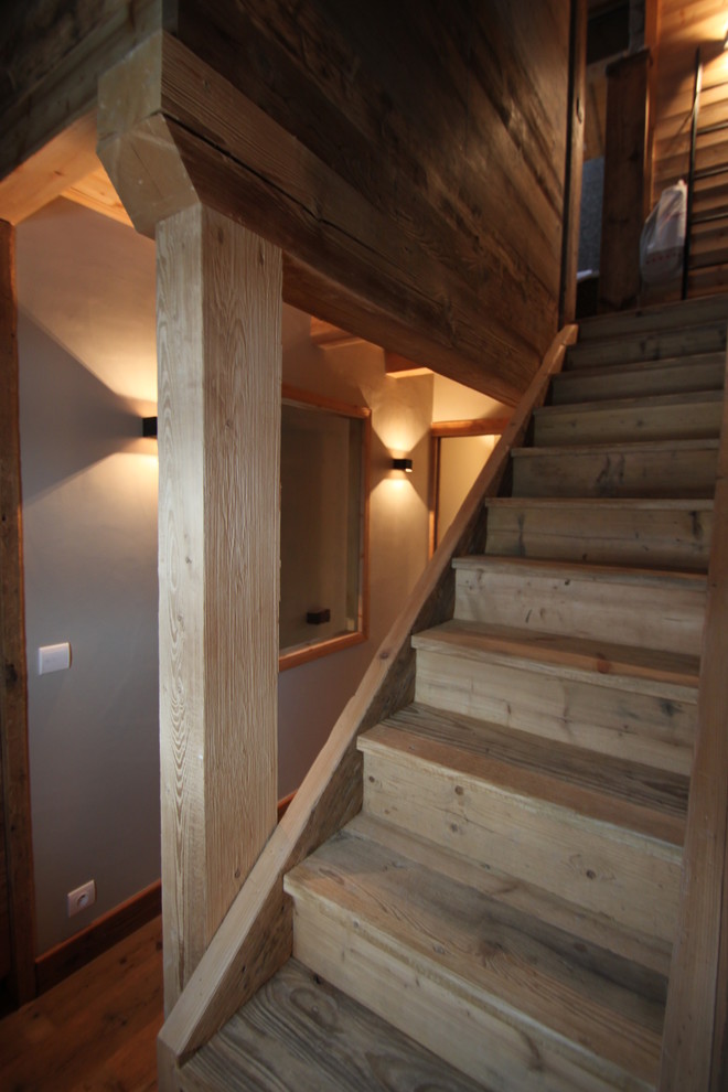 Design ideas for a rustic staircase in Grenoble.
