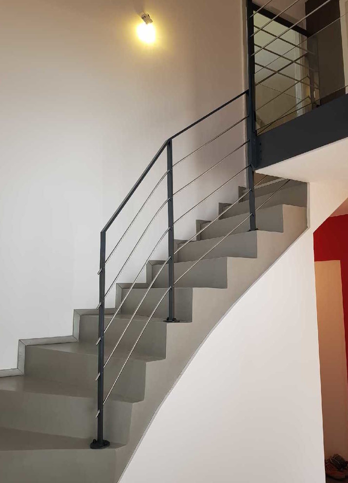 ストラスブールにあるコンテンポラリースタイルのおしゃれな階段 (コンクリートの蹴込み板) の写真
