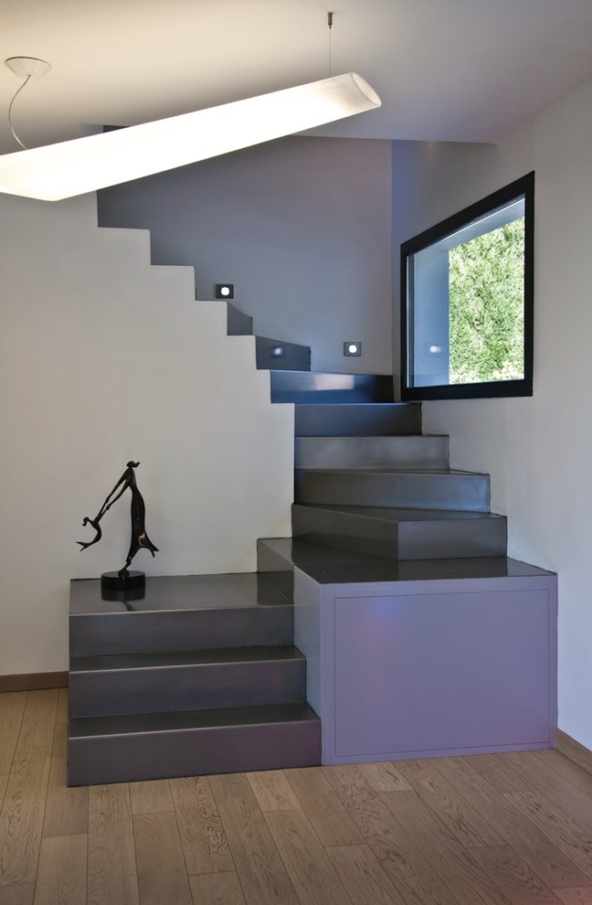 Mittelgroße Moderne Treppe in L-Form mit Metall-Setzstufen in Grenoble