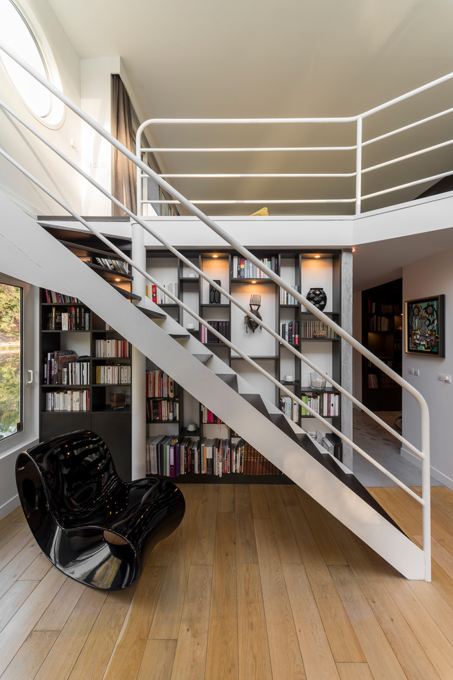 Источник вдохновения для домашнего уюта: прямая лестница в современном стиле