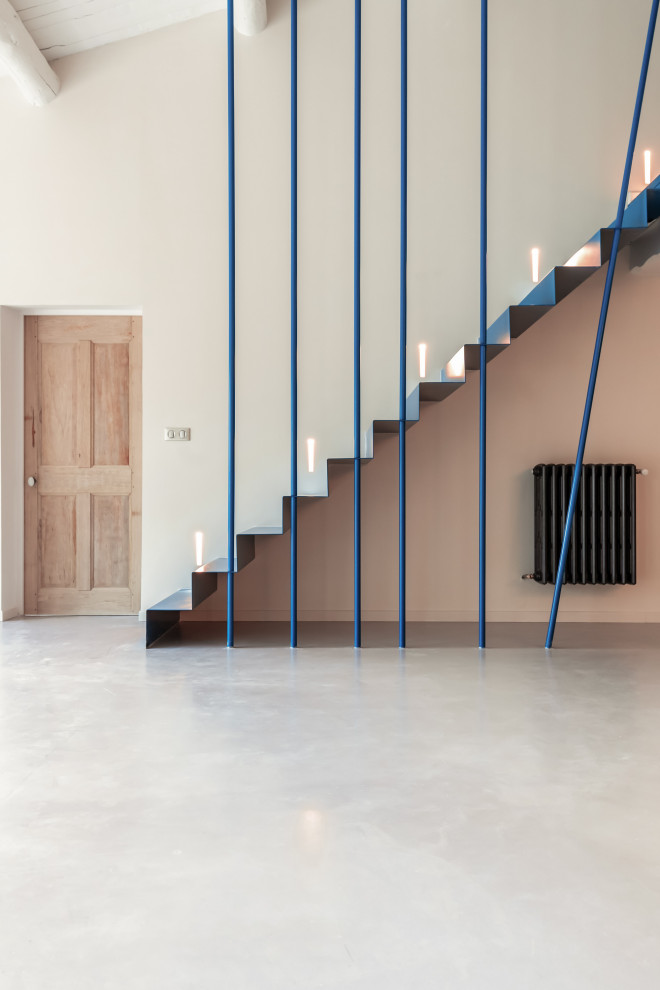 На фото: прямая металлическая лестница среднего размера в современном стиле с металлическими ступенями и металлическими перилами с