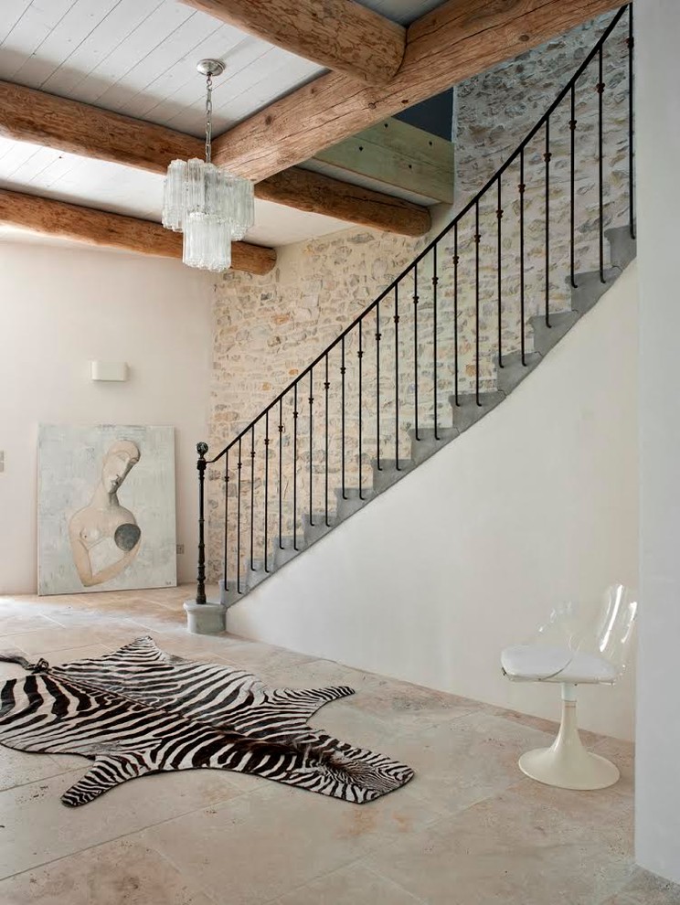 Стильный дизайн: большая прямая лестница в стиле кантри с бетонными ступенями - последний тренд