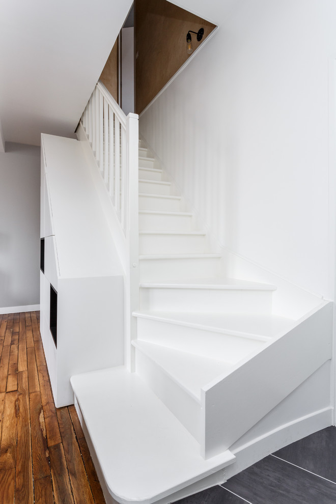 Imagen de escalera curva moderna de tamaño medio con escalones de madera pintada, contrahuellas de madera pintada y barandilla de madera