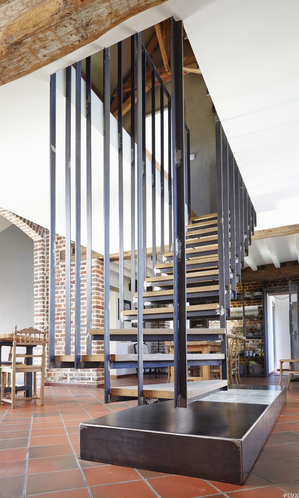 Foto de escalera curva de estilo de casa de campo grande sin contrahuella con escalones de madera