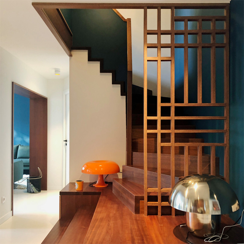 Inspiration pour un grand escalier design avec des marches en bois.